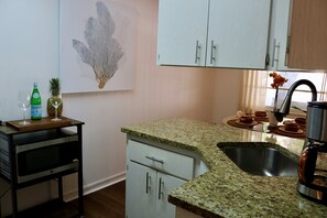 Geladeira, micro-ondas, cafeteira/chaleira