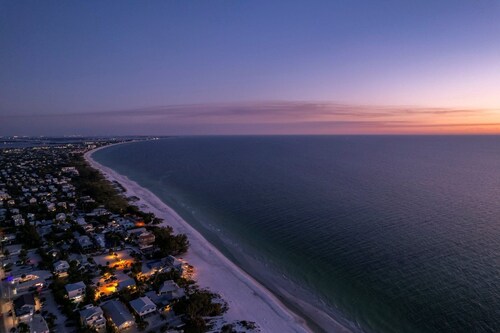 Barefoot Mermaid 3, greatAMI location steps to the beach/fun on Pine Ave