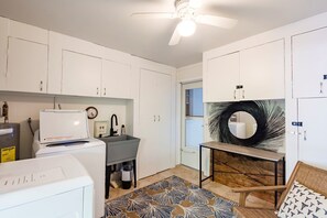 Interior - Barefoot Mermaid 3, greatAMI location steps to the beach/fun on Pine Ave (Anna Maria)