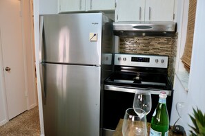 Fridge, microwave, coffee/tea maker - Barefoot Mermaid 3, greatAMI location steps to the beach/fun on Pine Ave (Anna Maria)