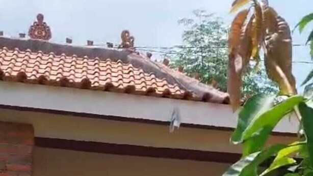 A house with a tiled roof, large windows, and a small porch. - Keramas House (Gianyar)