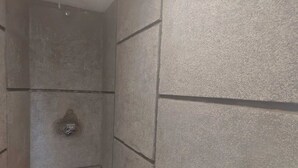 A bathroom with a shower, a toilet, and a sink. - Keramas House (Gianyar)
