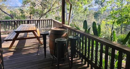 Secluded rustic cottage charm, opposite river walk, close to town. Pet friendly!