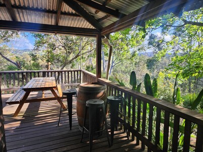 Secluded rustic cottage charm, opposite river walk, close to town. Pet friendly!