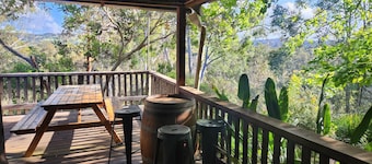 Secluded rustic cottage charm, opposite river walk, close to town. Pet friendly!