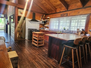 Fridge, microwave, oven, stovetop - Secluded rustic cottage charm, opposite river walk, close to town. Pet friendly! (Bridgetown)