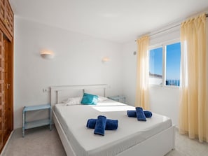 2 bedrooms, iron/ironing board, travel cot, free WiFi - Cosy apartment for 4 people with WIFI, A/C, pool, TV and terrace (Teulada)