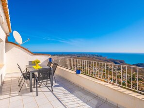 Outdoor dining - Cosy apartment for 4 people with WIFI, A/C, pool, TV and terrace (Teulada)