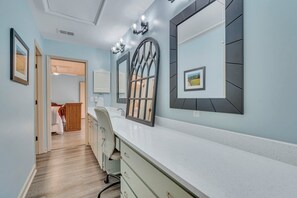 4 bedrooms, desk, iron/ironing board, free WiFi