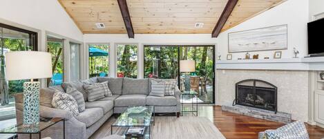 スマートテレビ、テレビゲーム、テーブルサッカー台、書庫