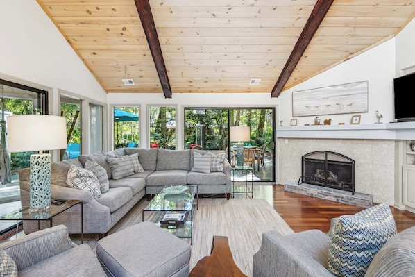 Smart TV, videojuegos, futbolito, libros