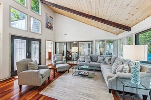 Smart TV, videojuegos, futbolito, libros