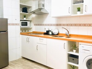 Jääkaappi, mikroaaltouuni, uuni, kahvin-/teenkeitin