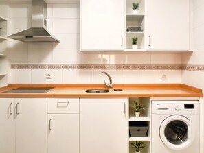 Kjøleskap, mikrobølgeovn, ovn og kaffetrakter/tekoker