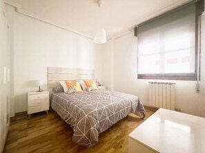 1 soverom, strykejern/-brett, internettilgang og sengetøy