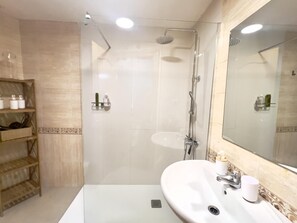Dusj, hårføner og håndklær
