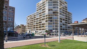 Un immeuble à plusieurs étages doté de balcons et d’une promenade piétonne.