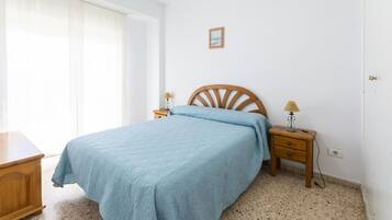 2 habitaciones, tabla de planchar con plancha y ropa de cama