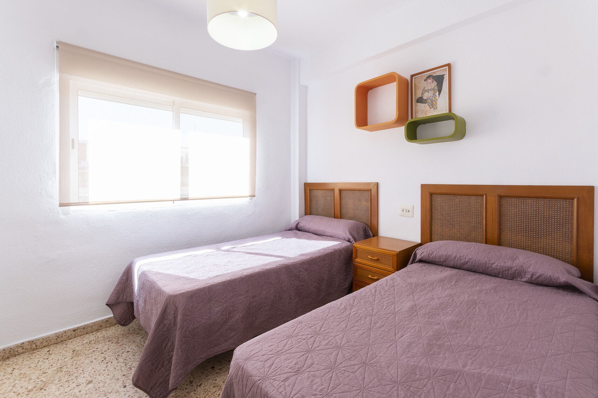 2 dormitorios, tabla de planchar con plancha, ropa de cama