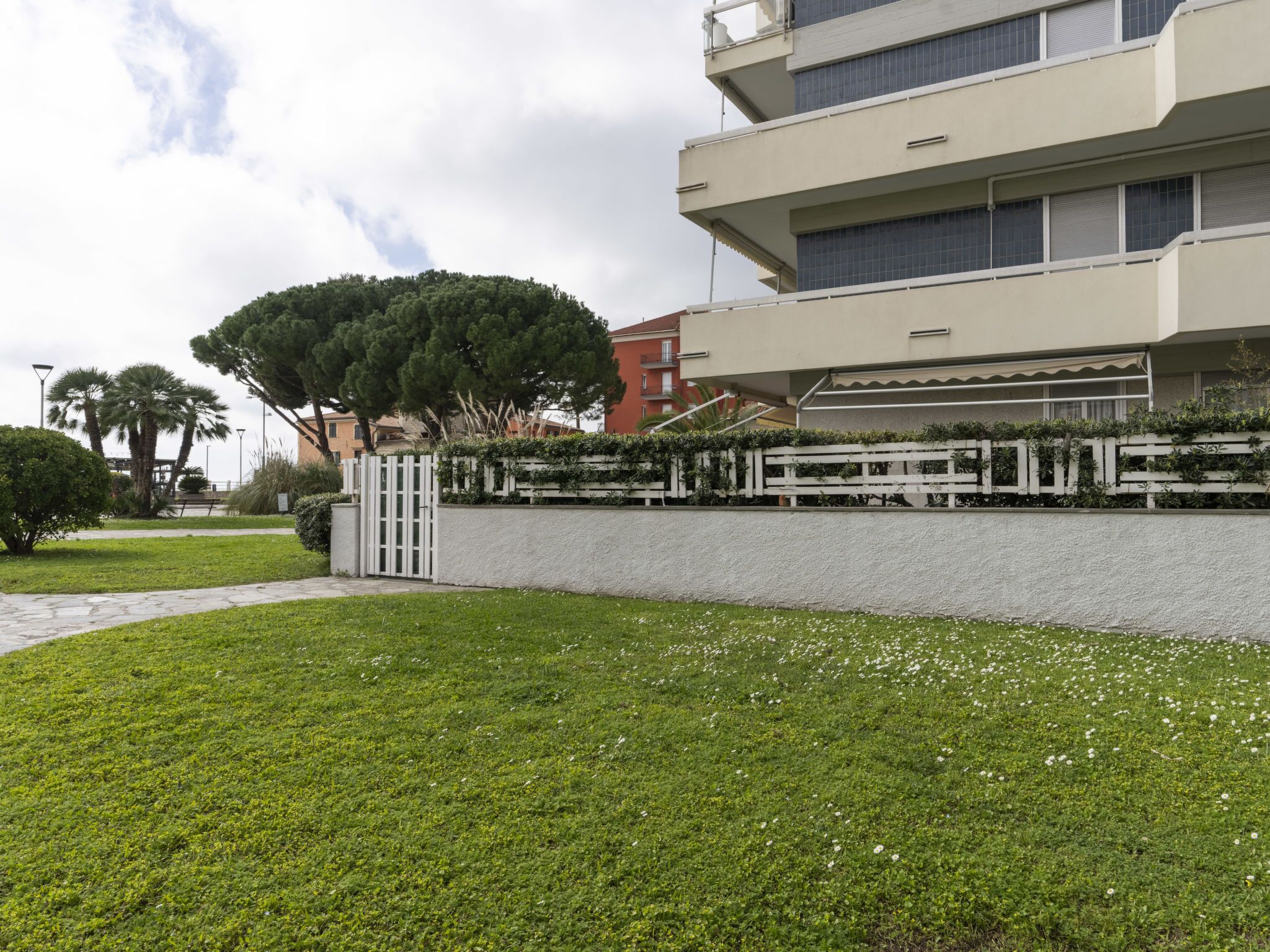 A modern building with a flat roof and a white facade.