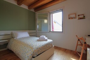4 bedrooms, iron/ironing board, travel cot, free WiFi