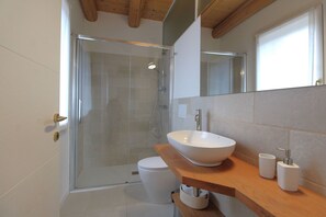 Ducha, secador de pelo, bidet