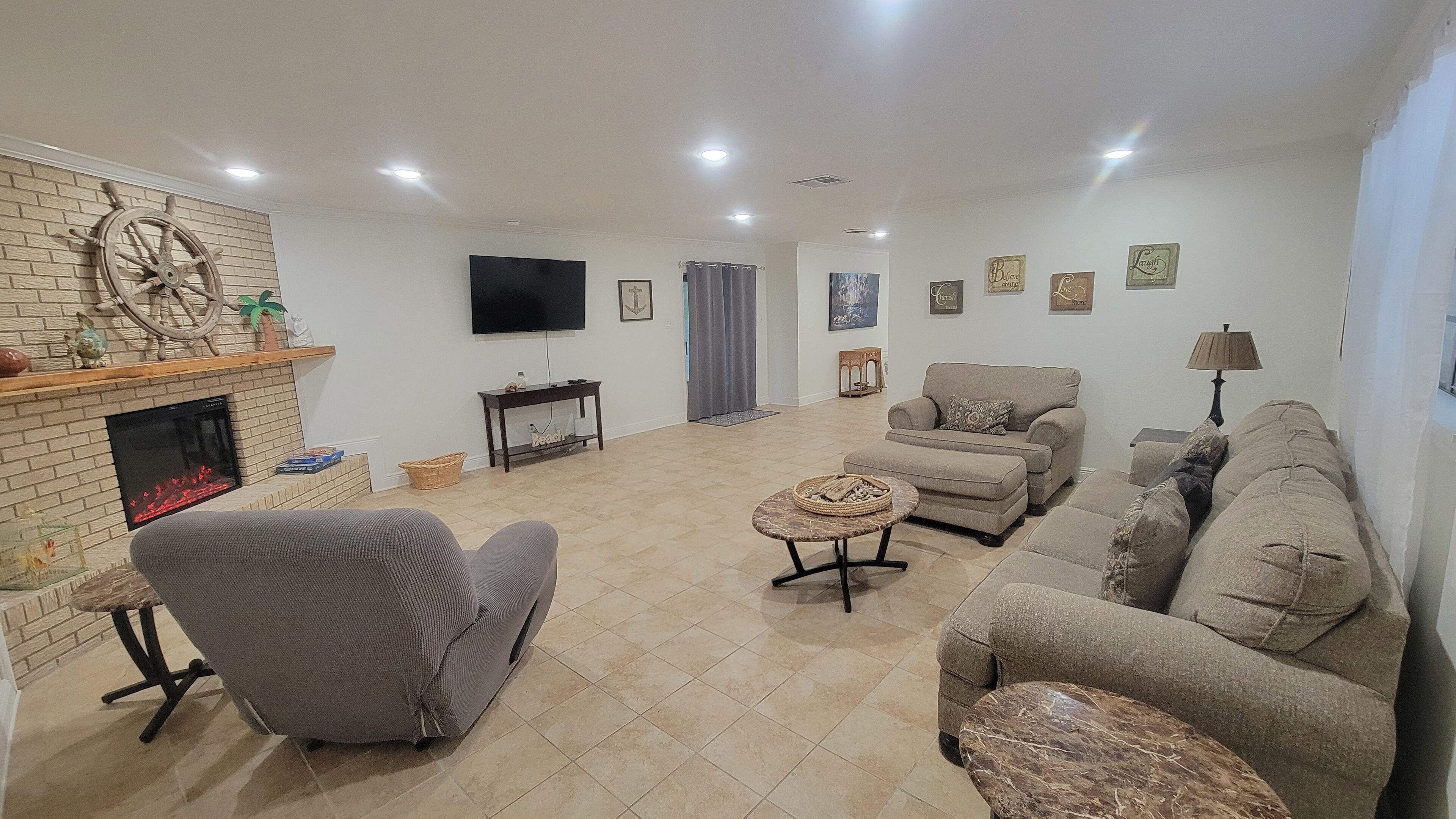 Smart TV, fireplace