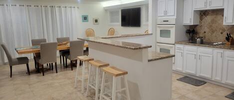 KĂŒhlschrank, Mikrowelle, Ofen, Herdplatte