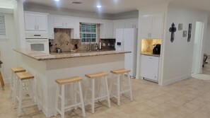 Fridge, microwave, oven, stovetop - Beach Bird - 2 minute walk to the Beach (Galveston)