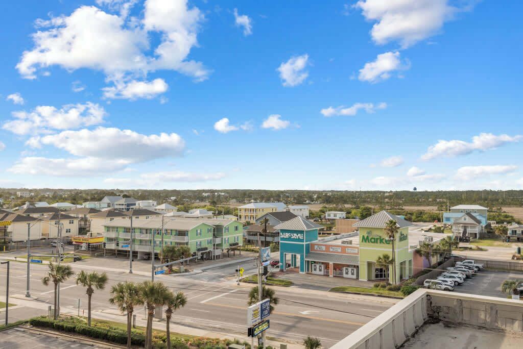 Une zone commerciale comprenant un immeuble situé à Surfside, un magasin Mark's et un parking.