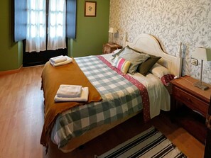 2 bedrooms, iron/ironing board, travel cot, free WiFi