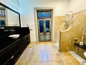 Secadora de cabello, bidet, toallas, jabón 