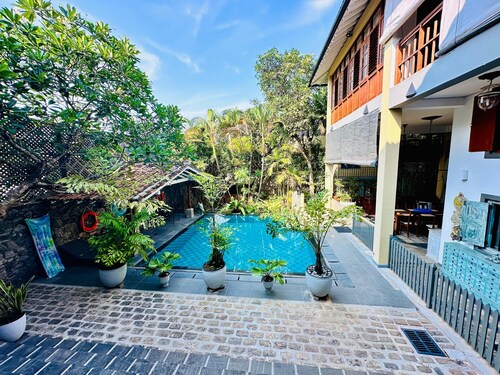 Colonial Retreat Villa is a luxury villa located within 11km of Colombo.