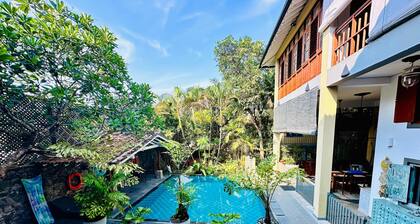 Colonial Retreat Villa is a luxury villa located within 11km of Colombo.