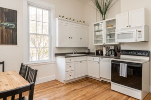 雪櫃、微波爐、焗爐、爐具