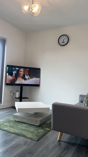 Televisie, een open haard en een stereo