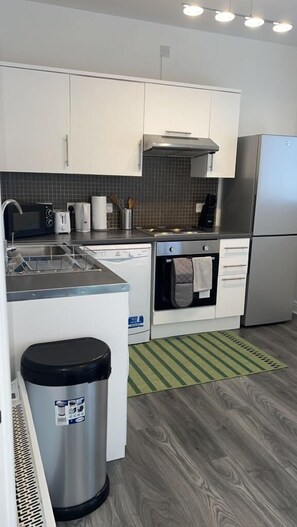 Fridge, microwave, oven, stovetop - Beautiful 1-Bed Apartment in Tipton (Tipton)