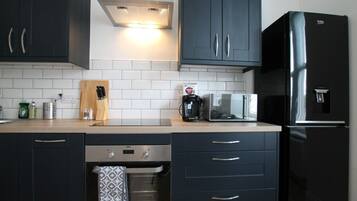 Kjøleskap, mikrobølgeovn, ovn og kokeplater