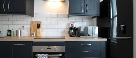 Køleskab, mikrobølgeovn, ovn, kogeplade