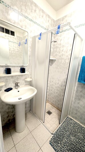 Shower, towels