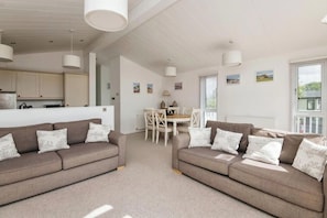 TV - Lodge Sleeps 6 with Private Hot Tub (Honiton)