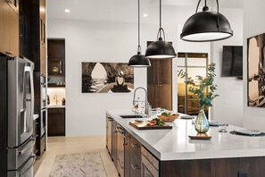 Refrigerador, microondas, horno y parrilla de estufa