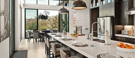 Refrigerador, microondas, horno y parrilla de estufa