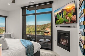 4 habitaciones, escritorio y tabla de planchar con plancha