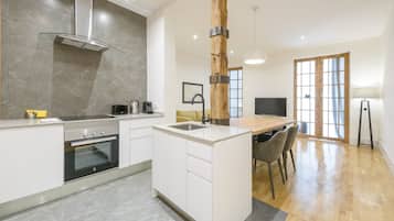 Een koelkast, een microgolfoven, een oven