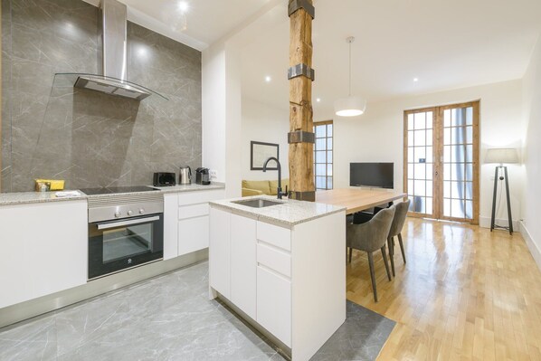 Réfrigérateur, micro-ondes, four, cafetière/bouilloire