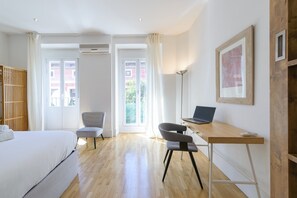 3 habitaciones, escritorio, tabla de planchar con plancha y internet 