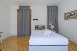 3 habitaciones, escritorio, tabla de planchar con plancha y internet 