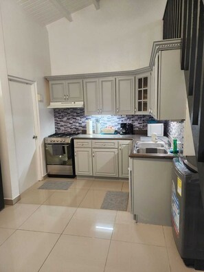 Een koelkast, een microgolfoven, een oven, een kookplaat