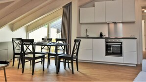 Kjøleskap, ovn, oppvaskmaskin og kjøkkenutstyr